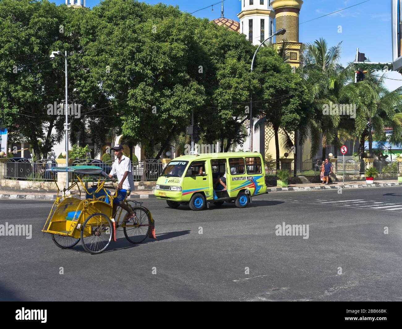 dh Becak trishaw Minibus van AMBON MALUKU INDONESIEN Einheimische Transport Stadt Straße Rikscha indonesische Pediküre asien stree Streetscene Streetlife Stockfoto