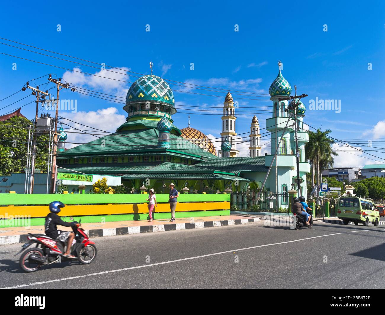 dh Masjid Jami Moschee Asien AMBON MALUKU INDONESIEN Islamische Kuppel Minarett Turm Tourist paar Menschen Motorrad indonesisch muslimische Architektur Türme Stockfoto