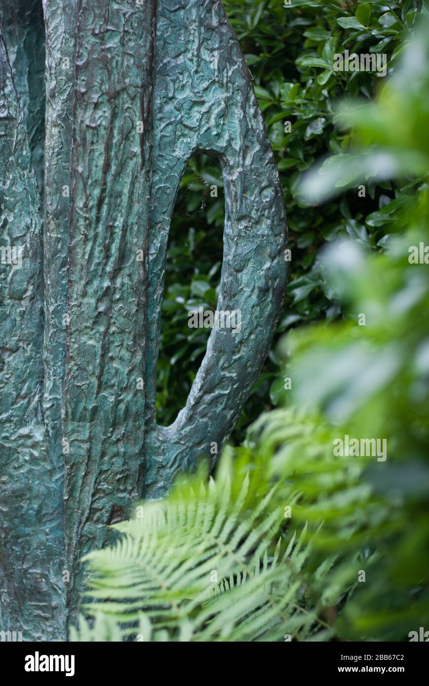 Gartenskulptur (Modell für Meridian) 1958 Bronze-Skulptur im Barbara Hepworth Museum & Sculpture Garden, Barnoon Hill, Saint Ives TR26 1AD Stockfoto