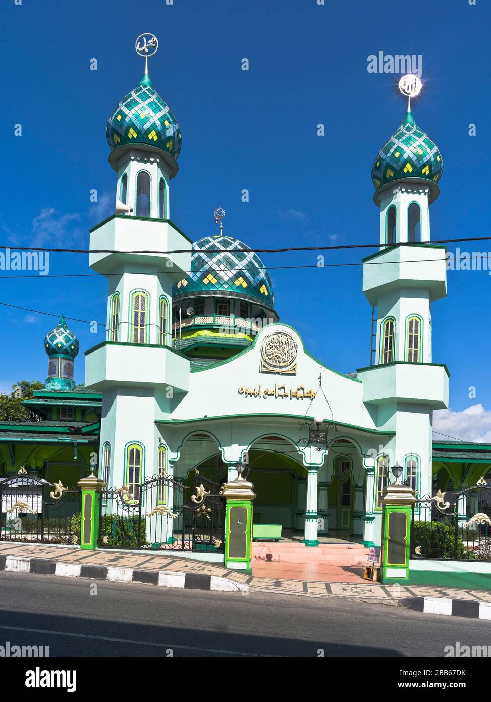 dh Masjid Jami Moschee AMBON MALUKU INDONESIA Dome Minarett Türme indonesische Architektur Gebäude Design muslimischen Minarette Stockfoto