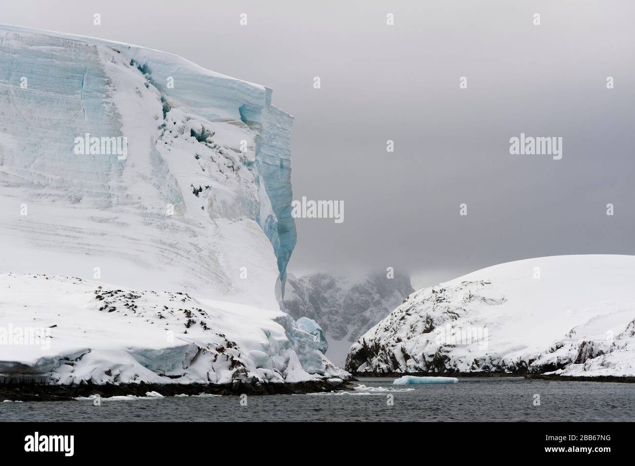 Landschaft in der Nähe der Vernadsky-Forschungsbasis, ukrainische Antarktisstation am Marina Point auf der Insel Galindez auf den Argentinischen Inseln, Antarktis. Stockfoto