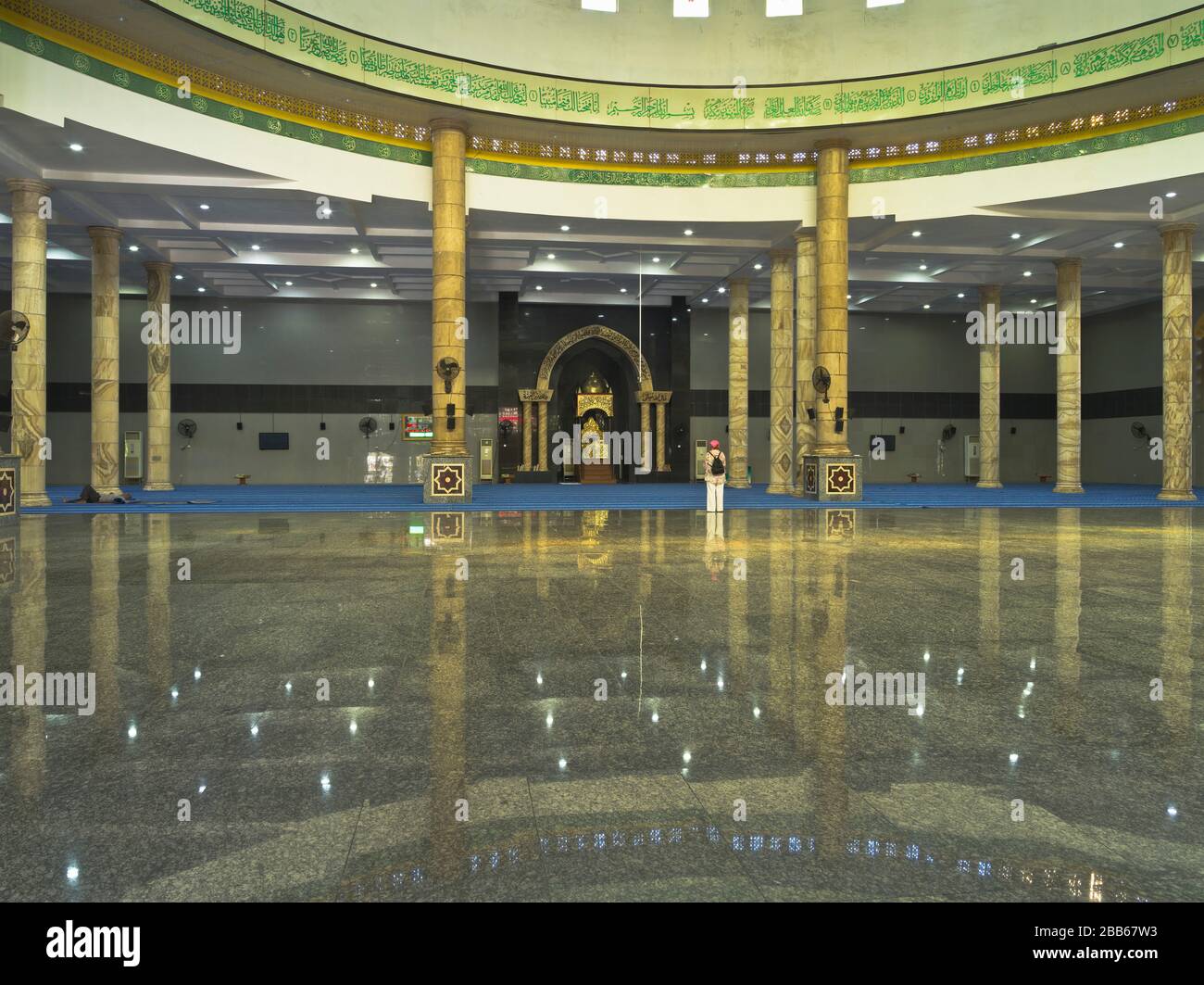 dh Masjid Raya al Fatah AMBON MALUKU INDONESIEN im Grand Moschee Innenraum Tourist Frau indonesische Architektur Besucher islamischen Gebäude Stockfoto