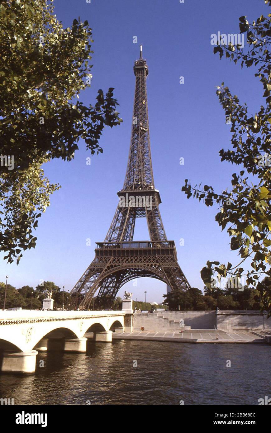 1985 Dr. Edwin P. Ewing, Jr. auf diesem Foto wurde der Eiffelturm in Paris, Frankreich, abgebildet. Der Turm wurde im Jahre 1889 nach etwas mehr als zwei Jahren Anstrengung fertiggestellt und stand 324 Meter hoch und ist das höchste Bauwerk innerhalb der Pariser Stadtgrenze. Mehr als 200 Millionen Menschen haben den Turm seit seiner Errichtung besucht. Umfragen aus dem Jahr 1996 ergaben, dass der Eiffelturm für Bürger, die in Industrieländern leben, das am meisten anerkannte Denkmal in Europa war. Paris ist ein wichtiges internationales Touristenziel. Daher ist es wichtig, dass alle Reisenden sich dessen bewusst sind Stockfoto
