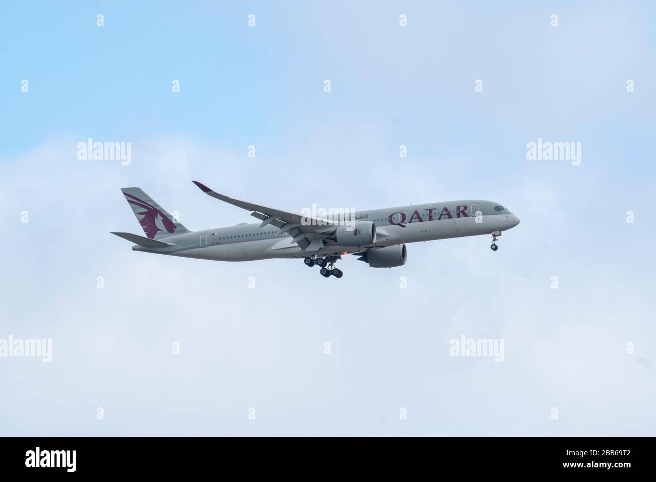 Qatar Airlines A7-ALJ Airbus A350-941 auf dem Weg zum Flughafen Edinburgh. Stockfoto