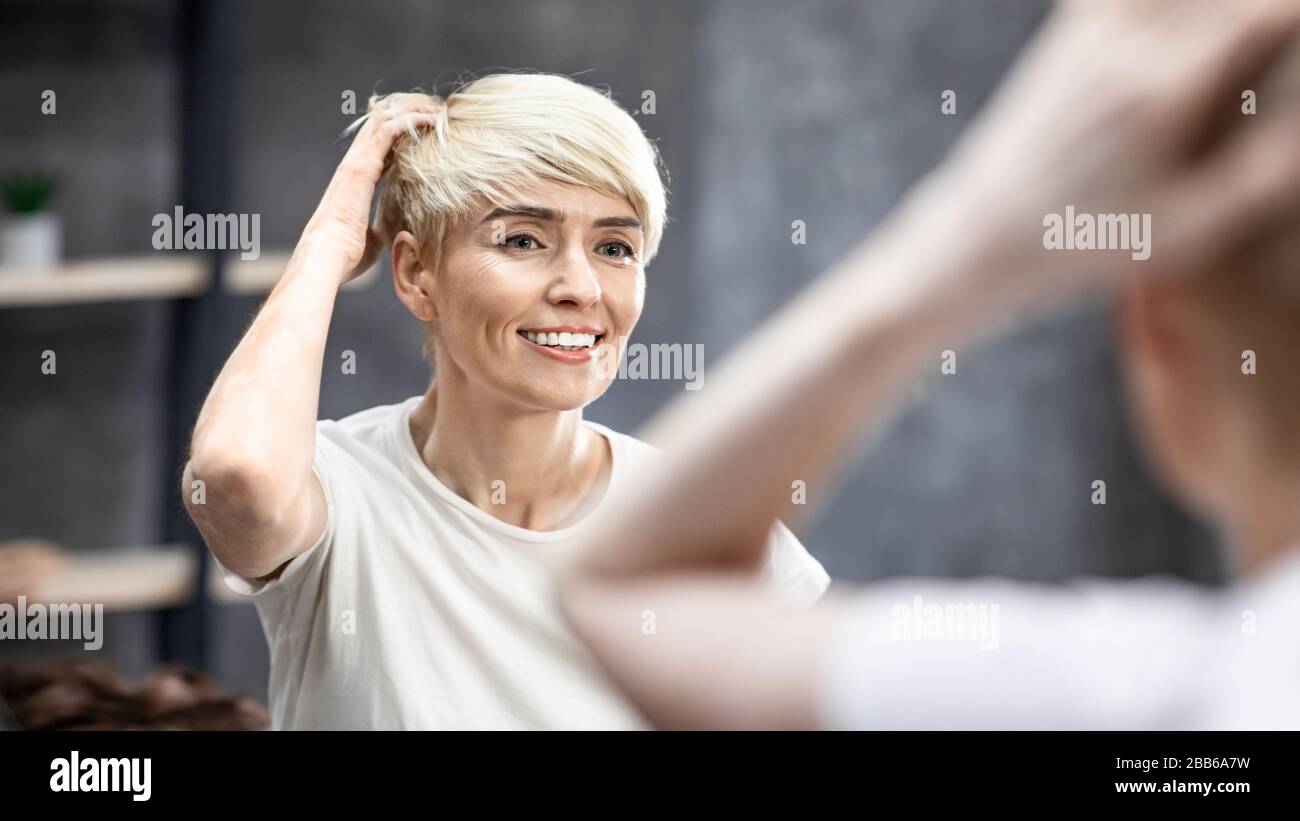 Frau Mit Kurzem Haarschnitt, Die Sich Im Bad Aufstellt, Panorama Stockfoto