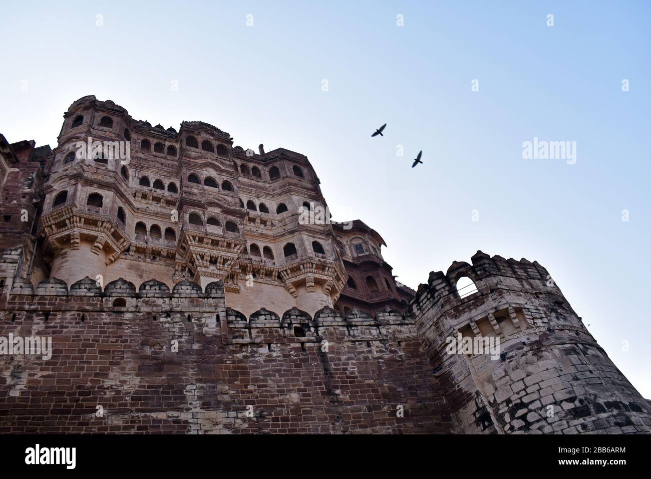 Mehrangarh Fort, eine Festung in der Nähe von Jodhpur im föderierten Bundesstaat Rajasthan, Indien. Das Bauwerk wurde ab 1458 errichtet. Stockfoto