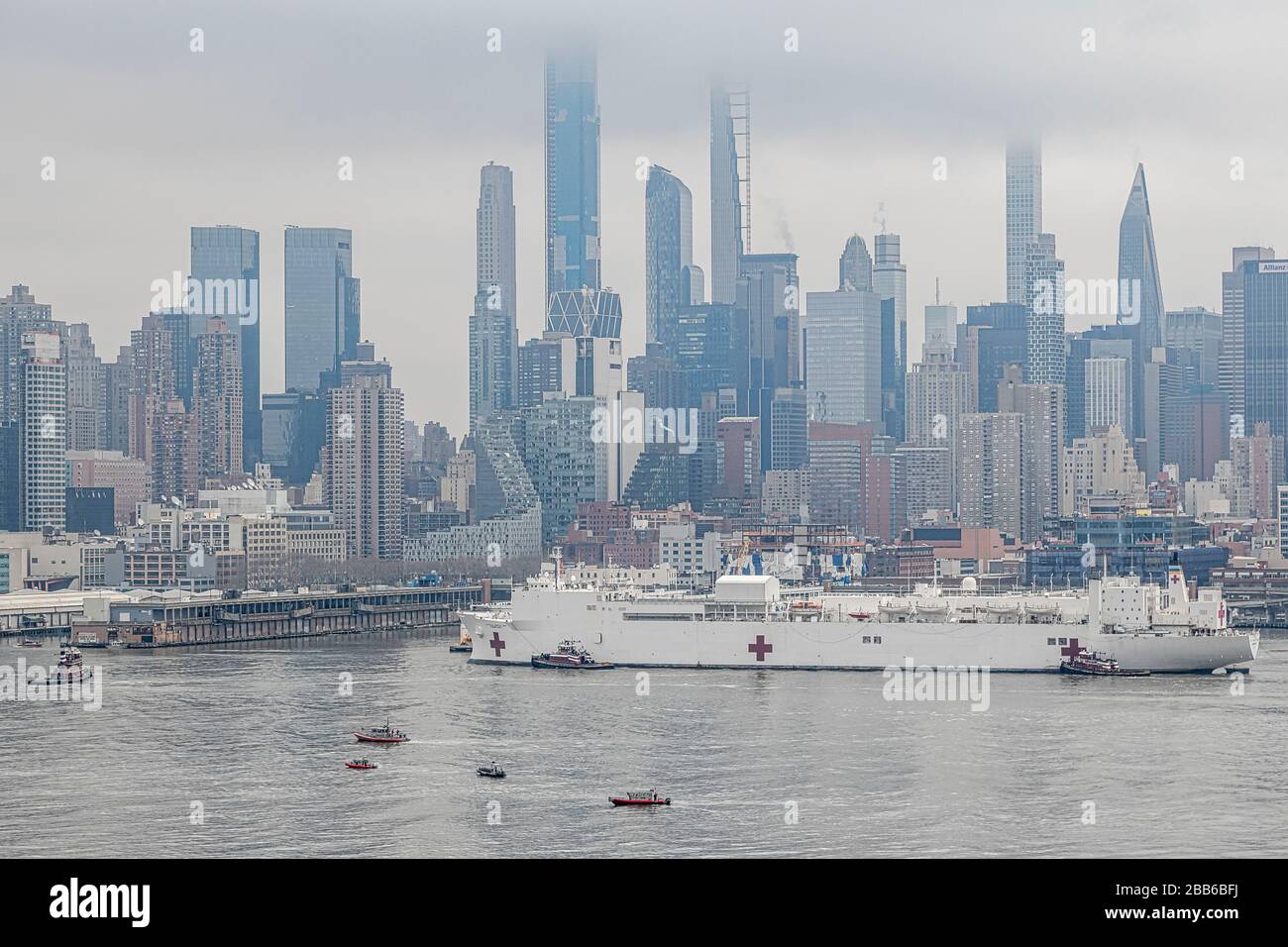 USNS Comfort NYC - Mother Nature fügte der düsteren Stimmung hinzu, als das US Naval Hospital Ship Comfort in Manhattan in New York City ankommt. Stockfoto