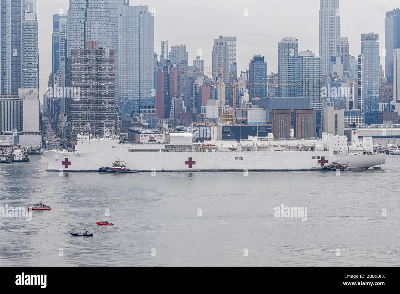 USNS Comfort NYC - Mother Nature fügte der düsteren Stimmung hinzu, als das US Naval Hospital Ship Comfort Ship in Manhattan, New York City ankommt. Gesehen hier TH Stockfoto