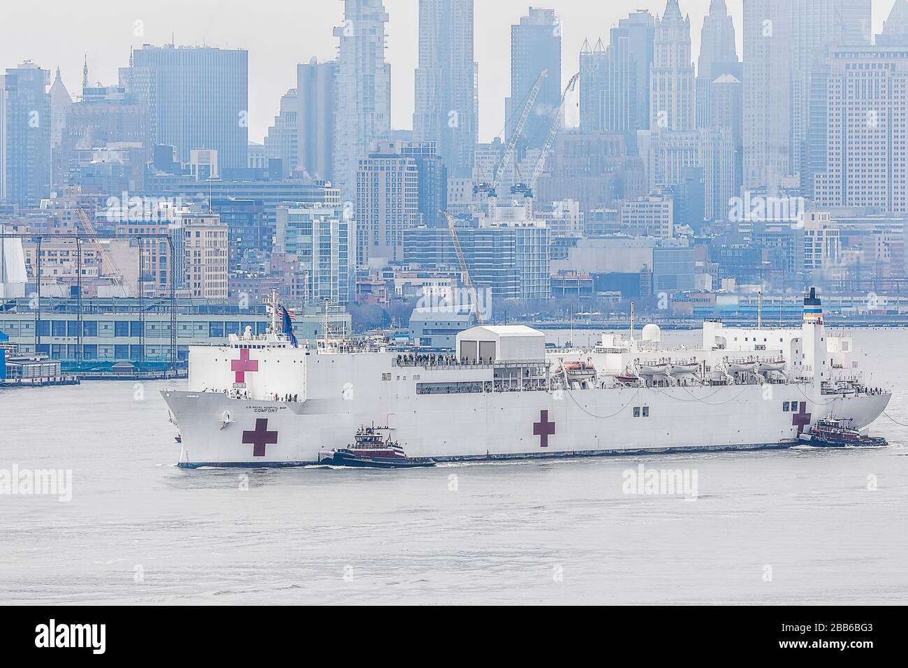 USNS Comfort NYC - Mother Nature fügte der düsteren Stimmung hinzu, als das US Naval Hospital Ship Comfort in Manhattan in New York City ankommt. Stockfoto