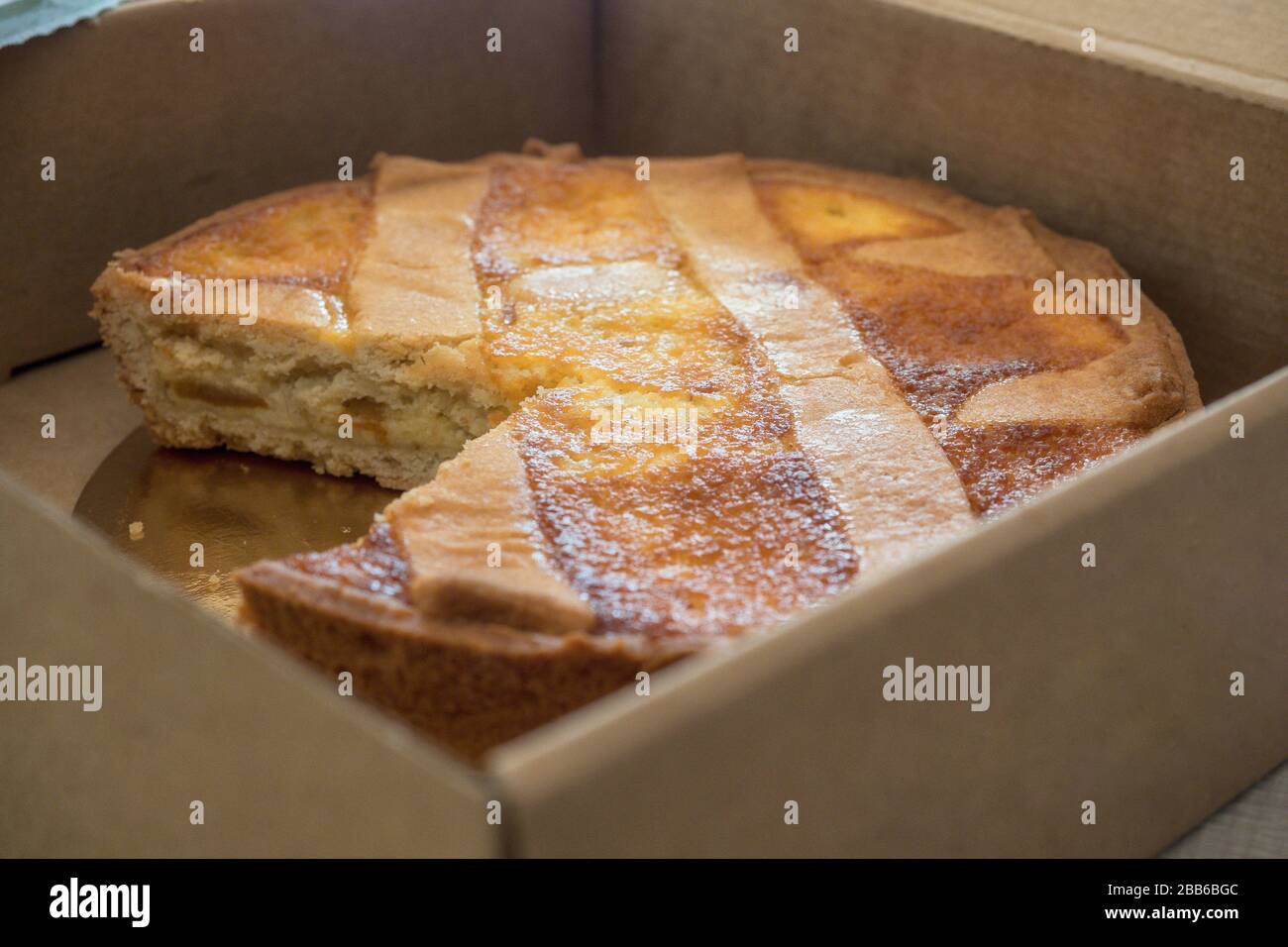 Pastiera Neapolitan sehr leckerer Kuchen typisch osterkuchen mit Ricotta und Butter Stockfoto