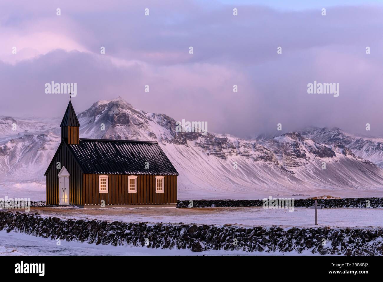 Kleine schwarze Kirche von Budir im Schnee, Snaefellsness, Island Stockfoto
