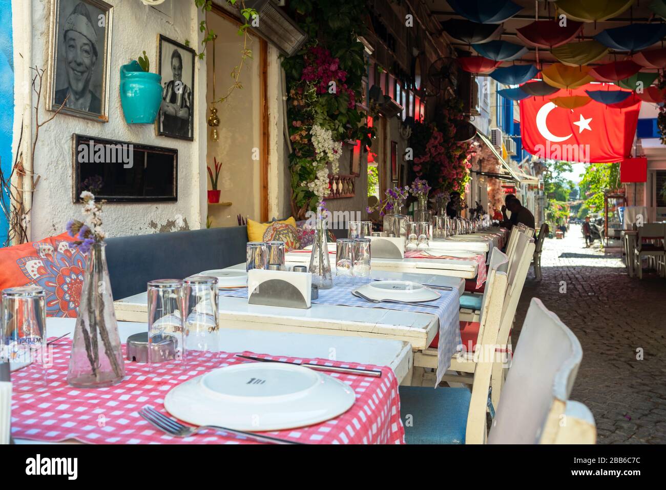 Gemütliches Café im Freien in Alacati, Izmir Stockfoto