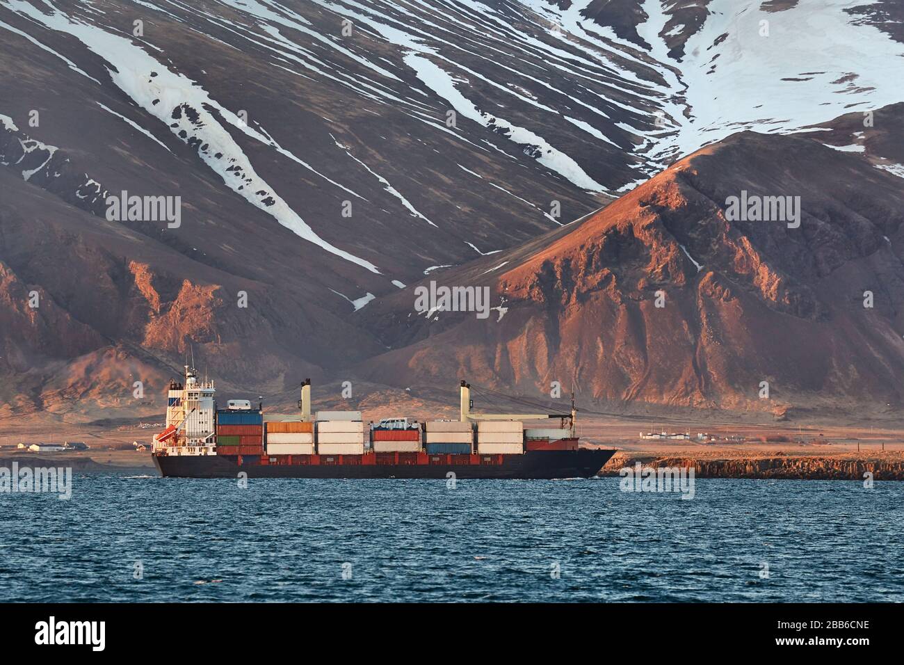 Containerschiff in Island Stockfoto