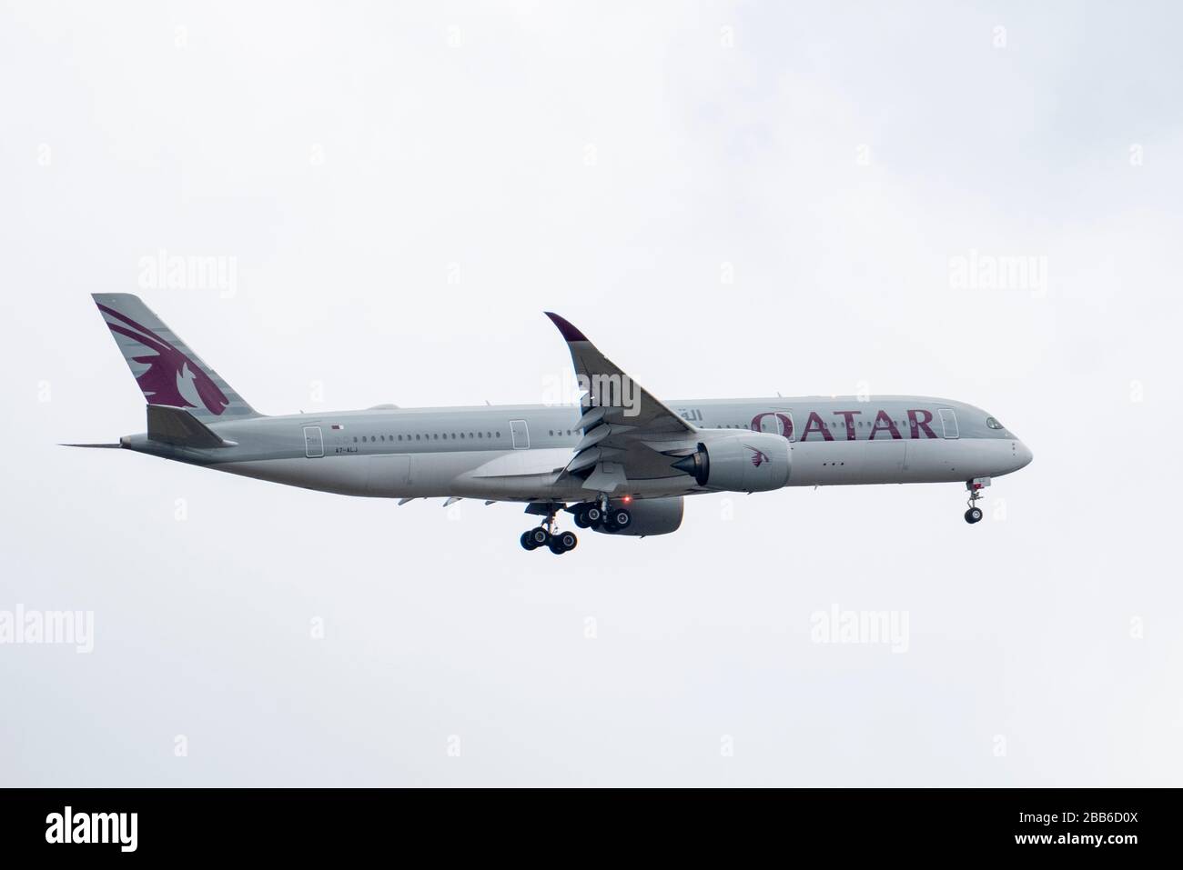 Qatar Airlines A7-ALJ Airbus A350-941 auf dem Weg zum Flughafen Edinburgh. Stockfoto