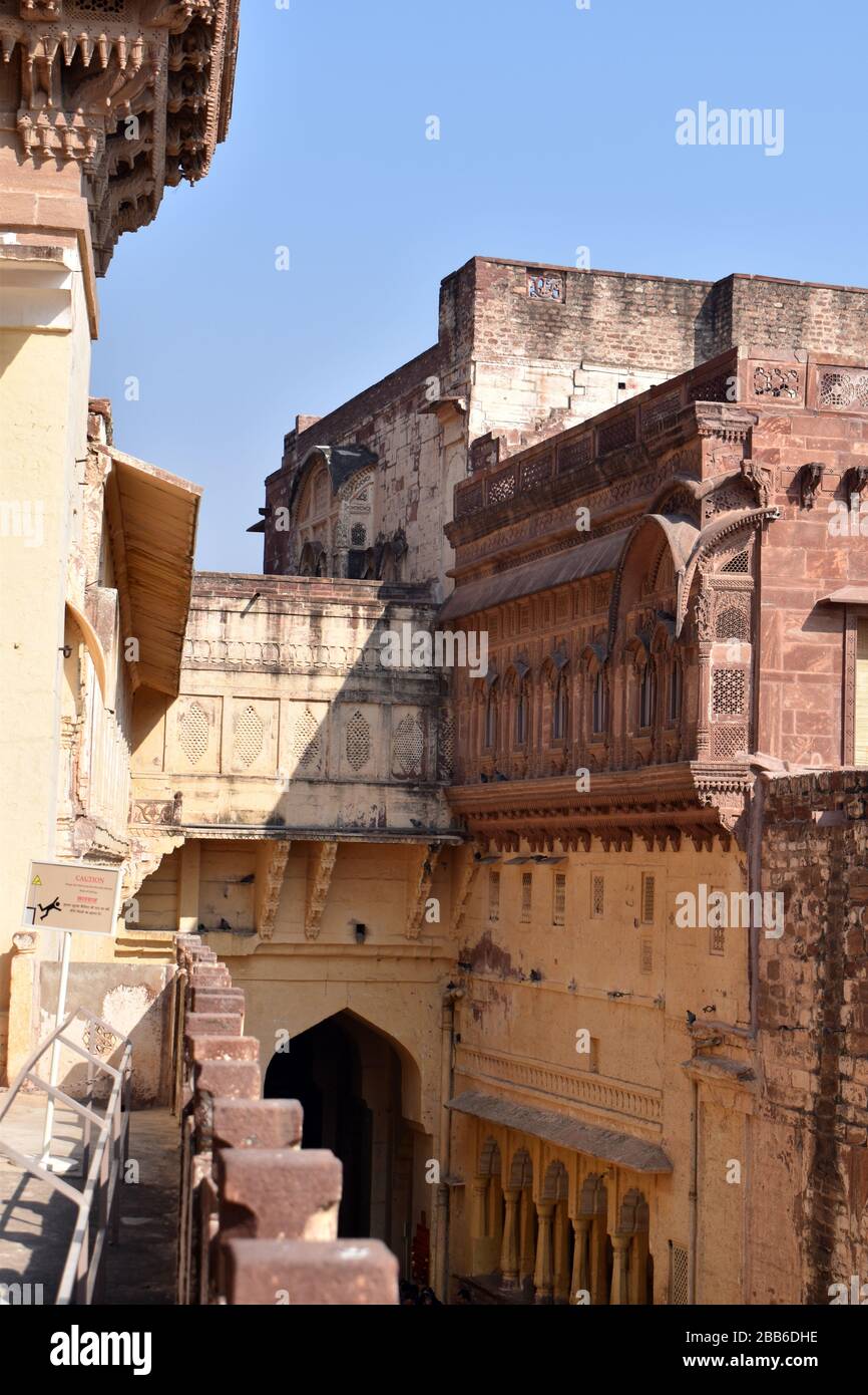 Mehrangarh Fort, eine Festung in der Nähe von Jodhpur im föderierten Bundesstaat Rajasthan, Indien. Das Bauwerk wurde ab 1458 errichtet. Stockfoto