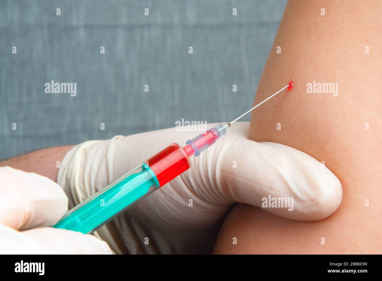 Nahaufnahme der Hände der Krankenschwester, die einen Grippeimpfstoff in die Schulter des Patienten geben. Arzt, der infizierte Personen geimpft. Injizierende Corona-Viren, Kovid-19, Influen Stockfoto