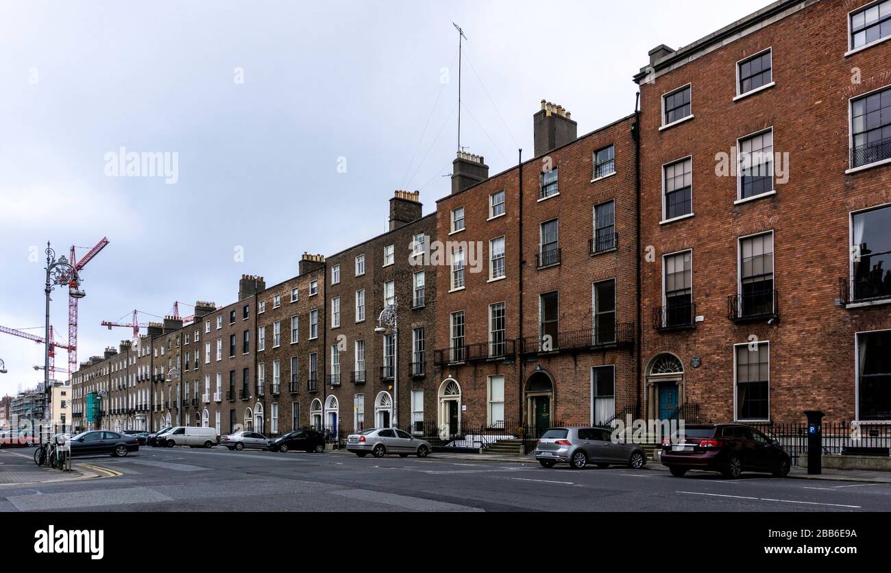 Die georgischen Gebäude des Fitzwilliam Square und der Fitzwilliam Street in Dublin, Irland, wurden ursprünglich in den 1790er Jahren erbaut. Stockfoto