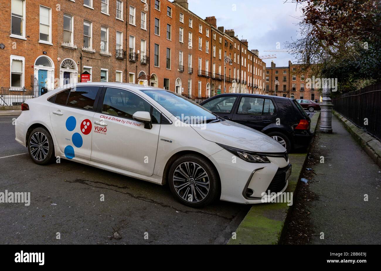 Ein kurzzeitiger YUKO-Mietwagen am Fitzwilliam Square, Dublin, Irland. YUKO ist Teil von Toyota's Car Club. Benutzer zahlen bis zur Stunde. Stockfoto