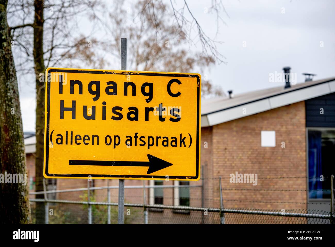 Ein Straßenschild, das Patienten, die mit Coronavirus infiziert sind, dazu verleitet, zum Eingang der Fahrt in einem medizinischen Zentrum zu fahren.da Krankenhäuser in den Niederlanden die Anzahl der Patienten, die mit dem COVID-19-Coronavirus infiziert sind, nicht bewältigen können, Viele Patienten mit leichten Symptomen wurden gebeten, während ihrer Behandlung zu Hause zu bleiben. Um die Wahrscheinlichkeit einer Verbreitung des Virus zu minimieren, hat die Gesundheitsabteilung in medizinischen Zentren provisorische Fahrantriebe für Patienten mit Coronaovirus eingerichtet, die ihre Überprüfung durchführen lassen, während sie in ihren eigenen Fahrzeugen sitzen. Stockfoto