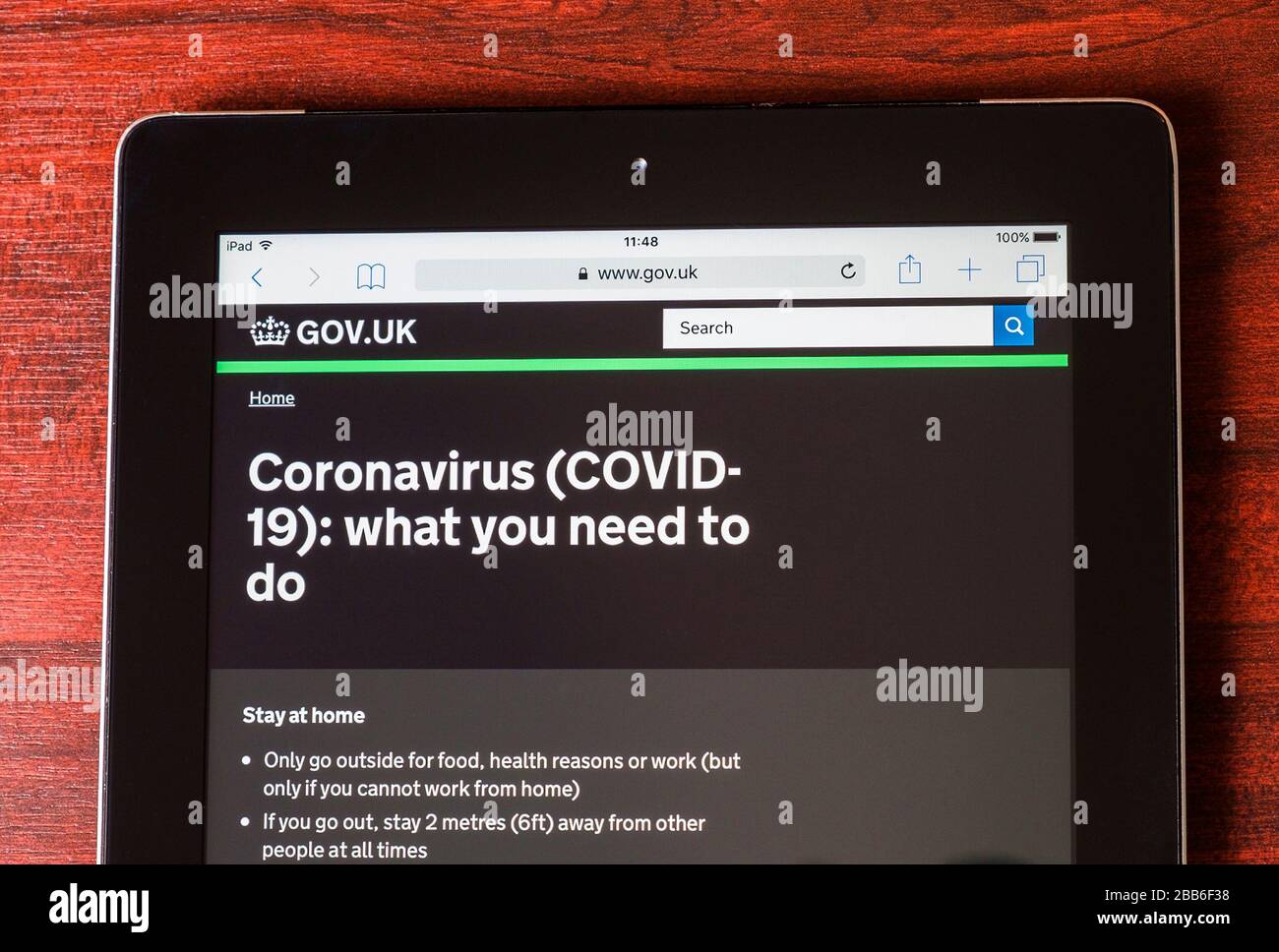 Die Hilfe-Webseite der COVID 19-Website der britischen Regierungen Coronavirus wird auf einem iPad angezeigt Stockfoto