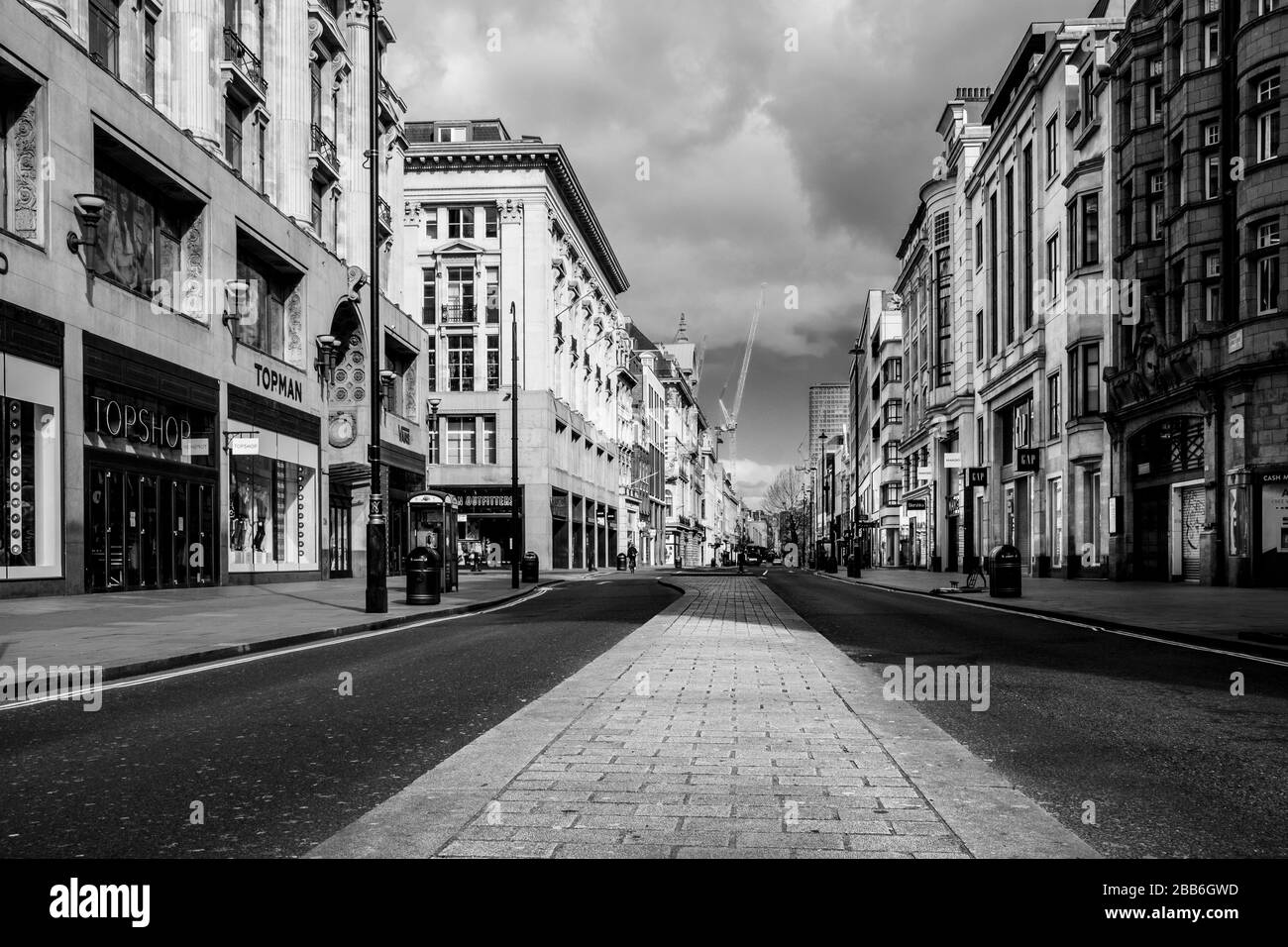 London, Großbritannien, 28. März 2020. Die Londoner Oxford Street, das Herz des Londoner Einzelhandels, wurde aufgrund der Fahrt der Regierung zur Eindämmung des Peads von Covid 19 geschlossen. die oxford Street ist die größte Hochstraße der Welt mit 1,5 Meilen und rund 300 Geschäften und Restaurants. Foto von Mike Abrahams/Alamy Stockfoto