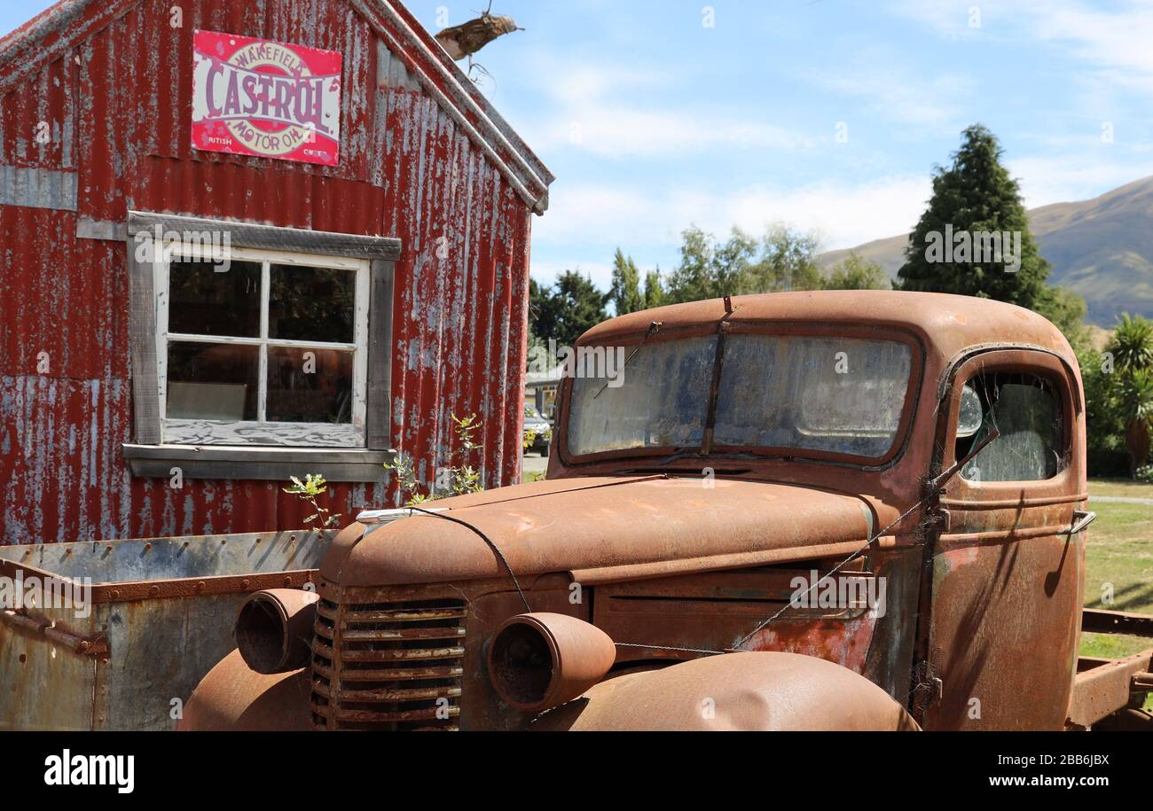 Alte, rostige Lastwagen. Verfallene alte Lastwagen. Oldtimer. Erinnerungsstücke für Autofahrer. Burke's Pass, South Island, Neuseeland Stockfoto