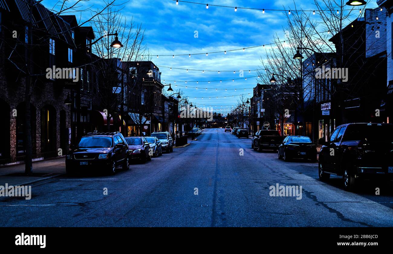 Kleines Hauptgeschäftsviertel der Stadt nachts mit blauem Himmel Stockfoto