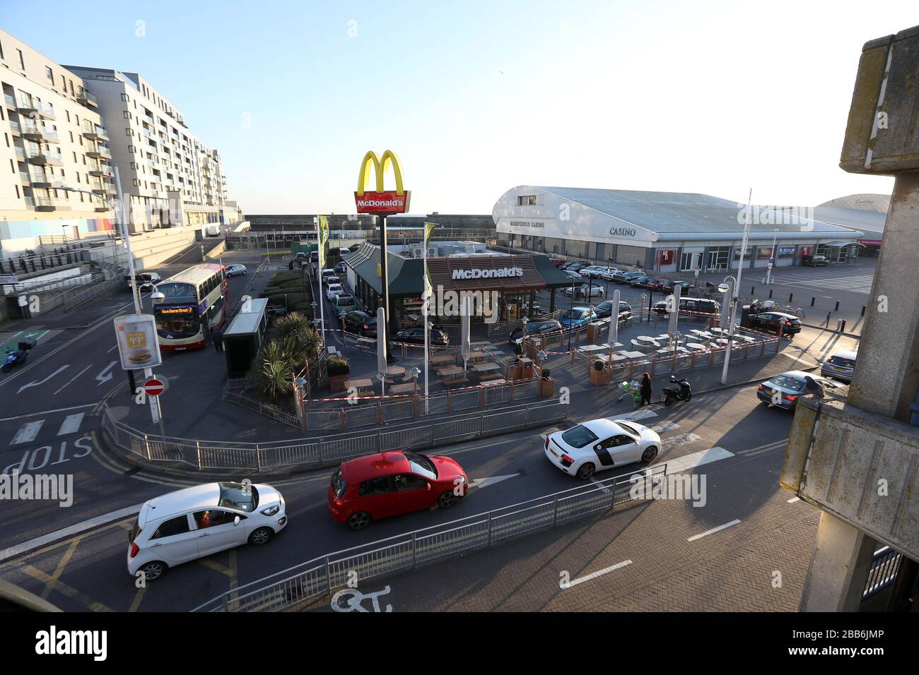 Brighton, Großbritannien. 23. März 2020 McDonalds Drive-Thru-Kunden, die in Autos Schlange stehen, kurz bevor das Fast-Food-Restaurant itÕs Türen aufgrund des Coronavirus Ausbruchs schließt. Kredit: James Boardman / Alamy Live News Stockfoto