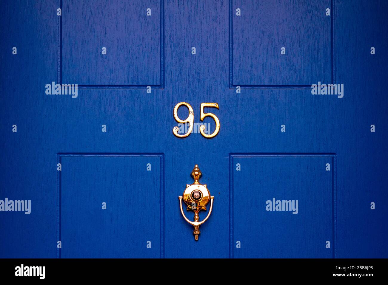 Haus Nr. 95 an einer königsblauen Holztür Stockfoto