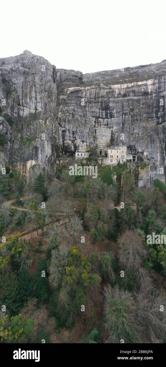 Luftbild der Grotte von Maria Magdalena in Frankreich, Plan D'Aups, das massiv St.Baum, heiliger Duft, berühmter Ort unter den Gläubigen der Religion, der Stockfoto