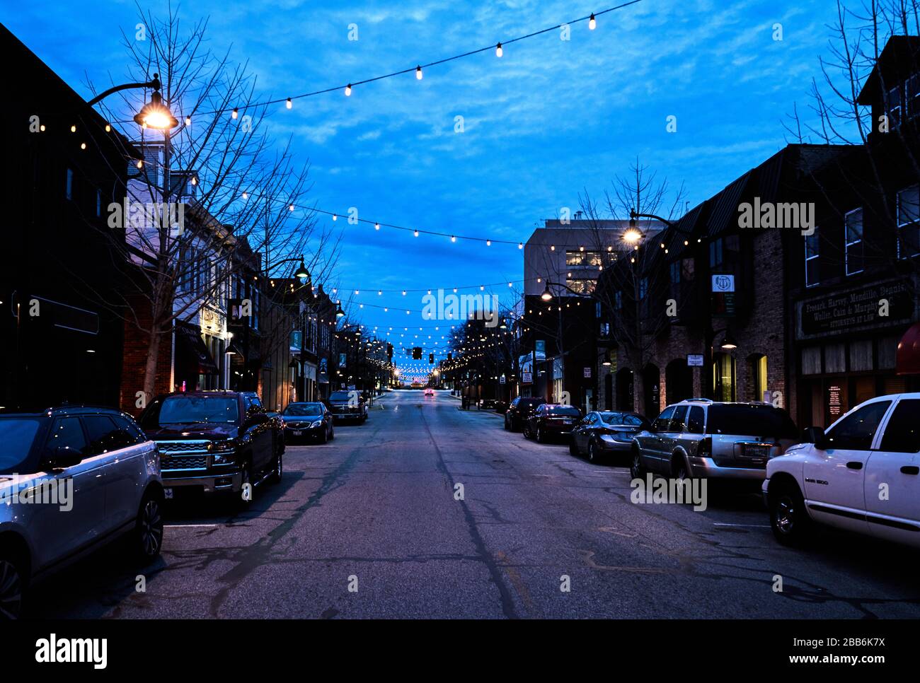 Kleines Hauptgeschäftsviertel der Stadt nachts mit blauem Himmel Stockfoto