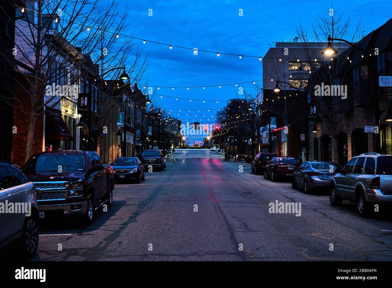 Kleines Hauptgeschäftsviertel der Stadt nachts mit blauem Himmel Stockfoto