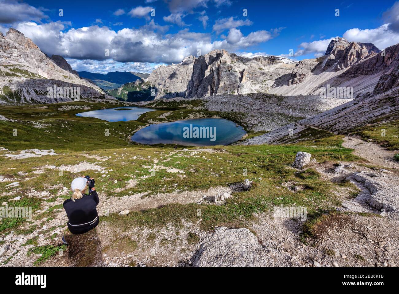 Frau, die ein Foto macht, Lago dei Piani, Tre Cime di Lavaredo, Doles, Südtirol, Italien Stockfoto