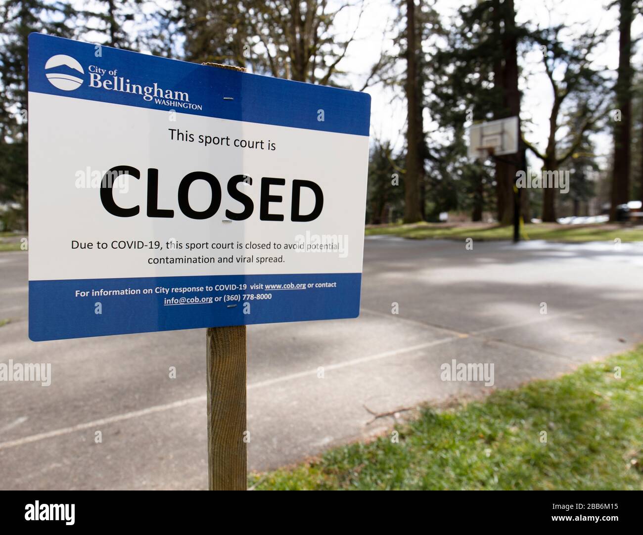Bellingham, Washington USA - 29. März 2020: Basketballfeld im Freien geschlossen Zeichen Coronavirus Covid-19 soziale Distanzierungsregeln in Kraft Stockfoto