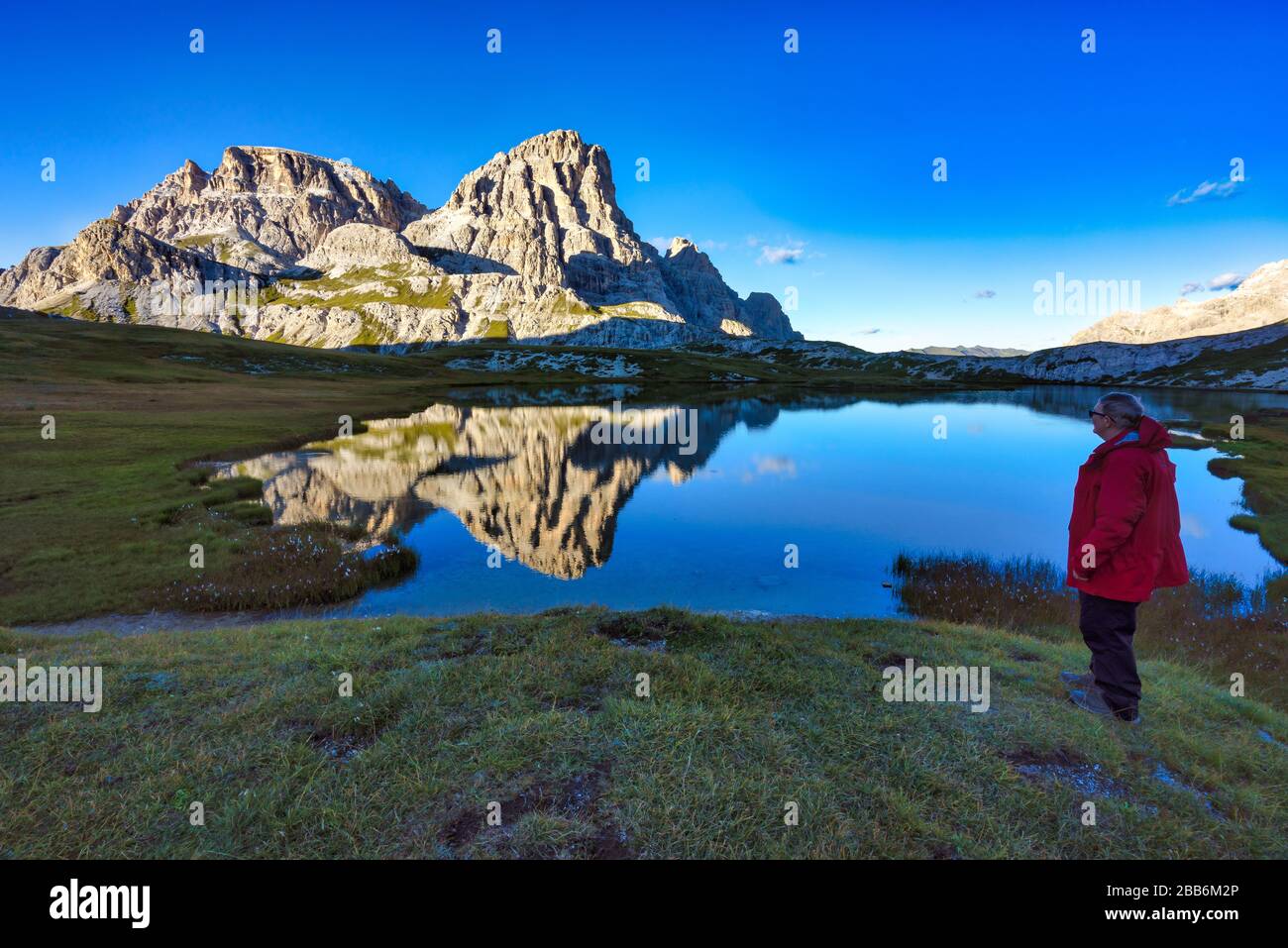 Frau mit Blick auf Lago dei Piani, Tre Cime di Lavaredo, in den Dolmen, in Südtirol, Italien Stockfoto