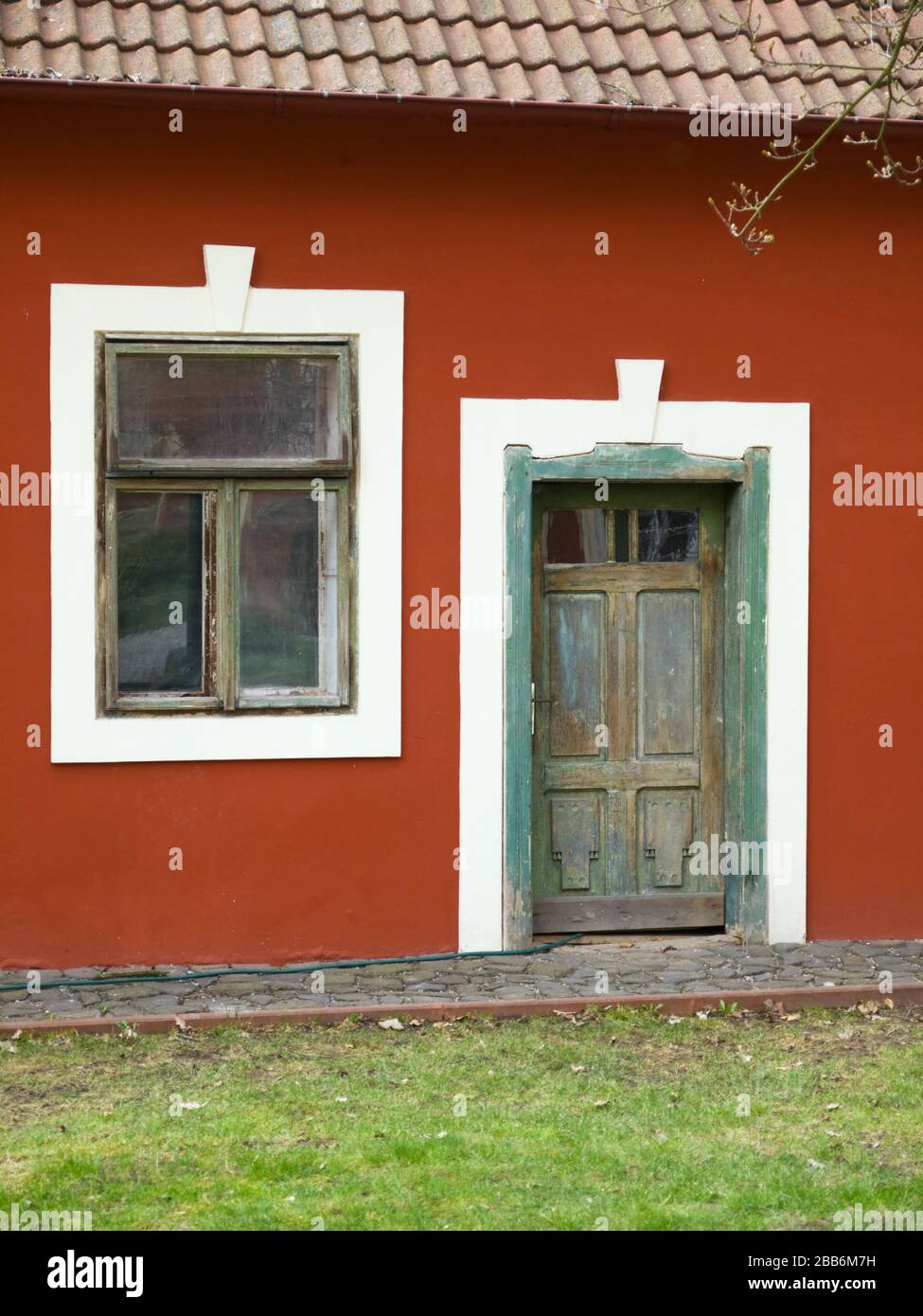 Vintage Holztür und Vindow auf dem Dorfhaus in Tschechien Stockfoto