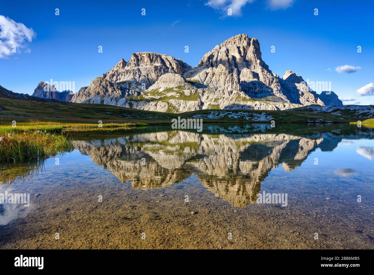 Monte Paterno Reflexion im Lago dei Piani, Naturpark Tre Cime, in den Dolmen, Italien Stockfoto