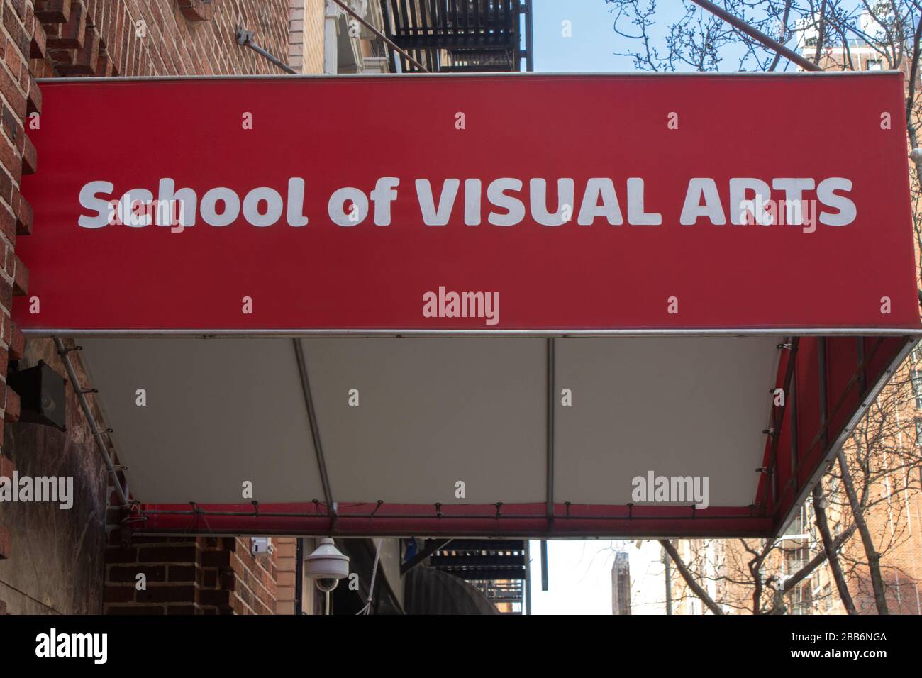 Eine rote Markise über einem Eingang zu einem Gebäude auf dem Campus der Schule für bildende Kunst, kurz sva, in manhattan, New york City mit dem Namen der Schule Stockfoto