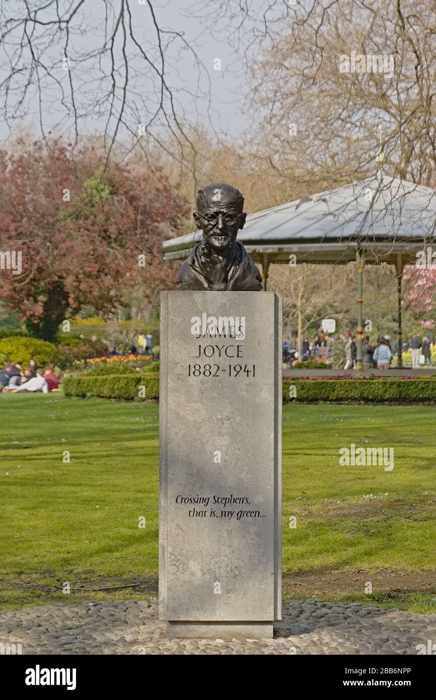 Bronze-Büste-Skulptur von Iris Romanist, Kurzgeschichtenautorin, Dichterin, Lehrerin und Literaturkritikerin James Joyce von der US-amerikanischen irischen Bildhauerin Marjorie Fitzgibb Stockfoto