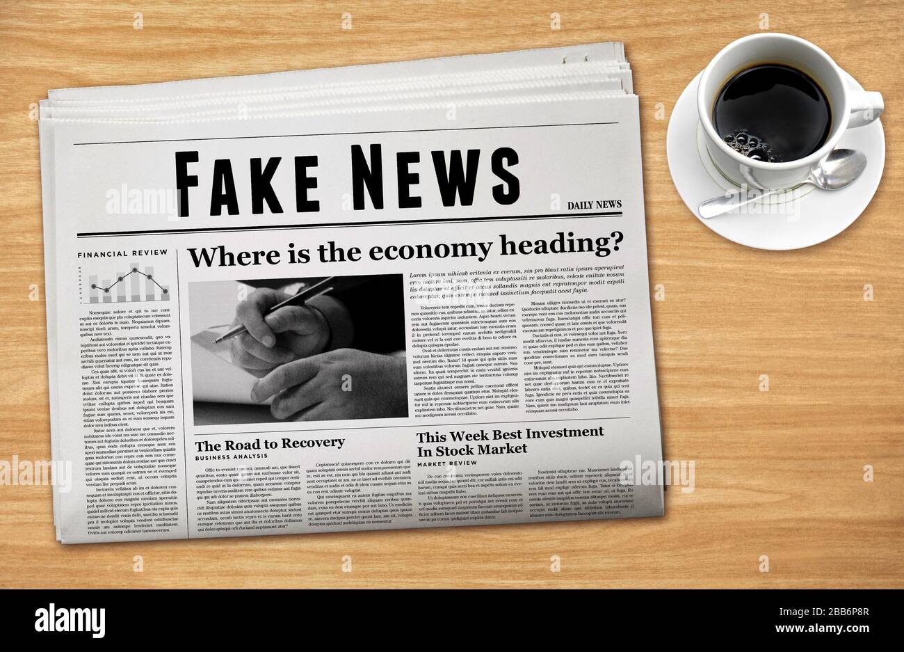 Eine Zeitung, die "Fake News" als Überschrift zeigt. Stockfoto