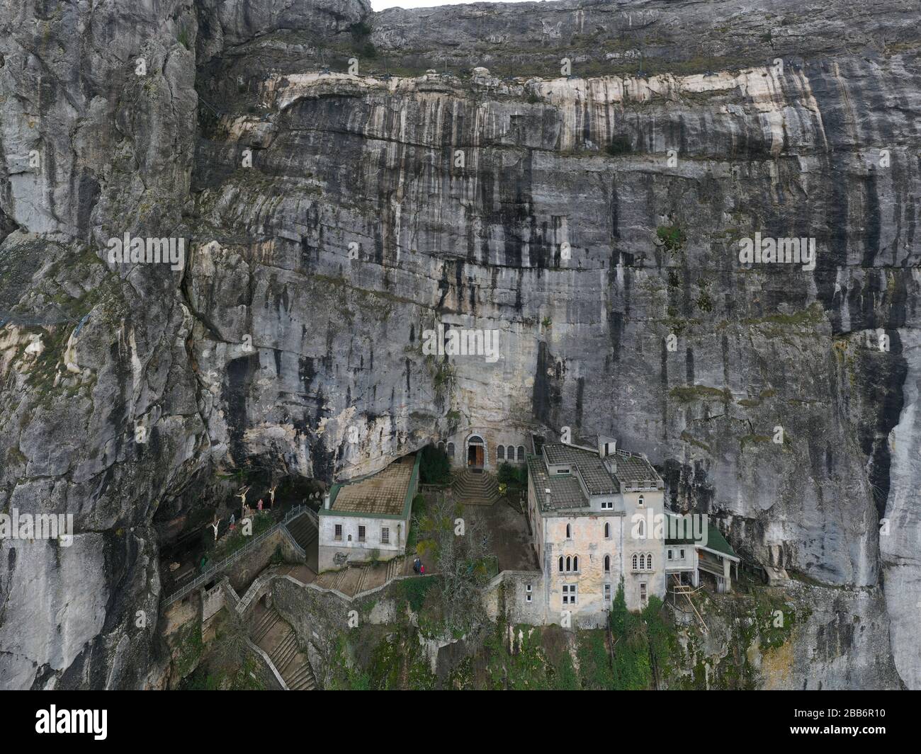 Luftbild der Grotte von Maria Magdalena in Frankreich, Plan D'Aups, das massiv St.Baum, heiliger Duft, berühmter Ort unter den Gläubigen der Religion, der Stockfoto