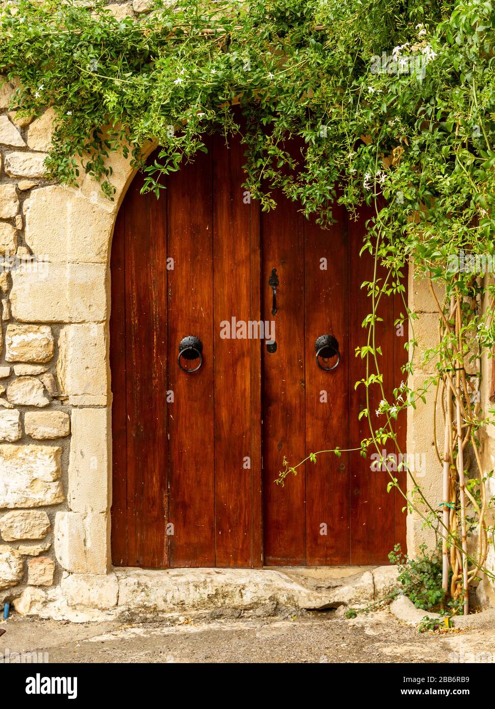Alte Holztür in einem traditionellen Dorf in Rethymno, Insel Crete, Griechenland, Europa. Stockfoto
