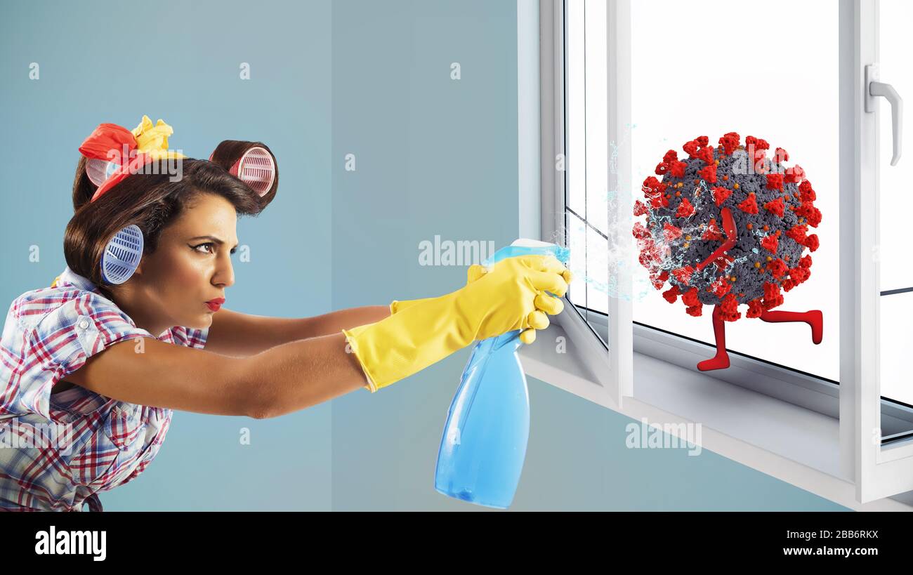 Lustige Hausfrau reinigt und desinfiziert, um Viren fernzuhalten Stockfoto