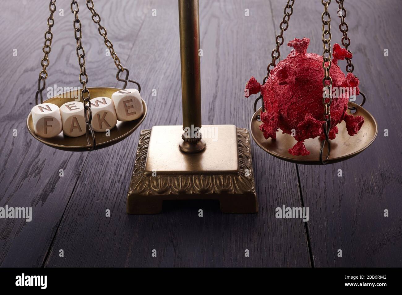 Social Media-Konzept. Corona Virus Fake News Konzept. Maßstab auf Holzhintergrund Stockfoto