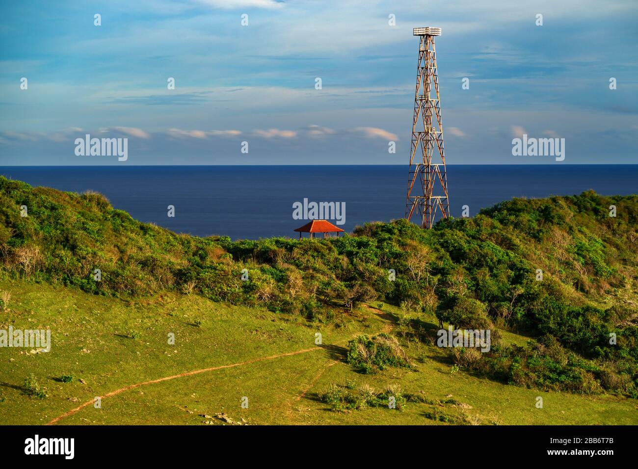 Aussichtsturm am Strand von Galle Sayak, Naturpark Gunung Tunak, Kuta Mandalika, Indonesien Stockfoto