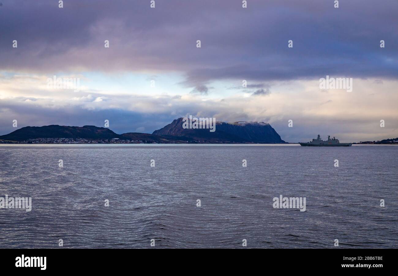 Militärschiff auf dem Weg entlang der norwegischen Küste Stockfoto