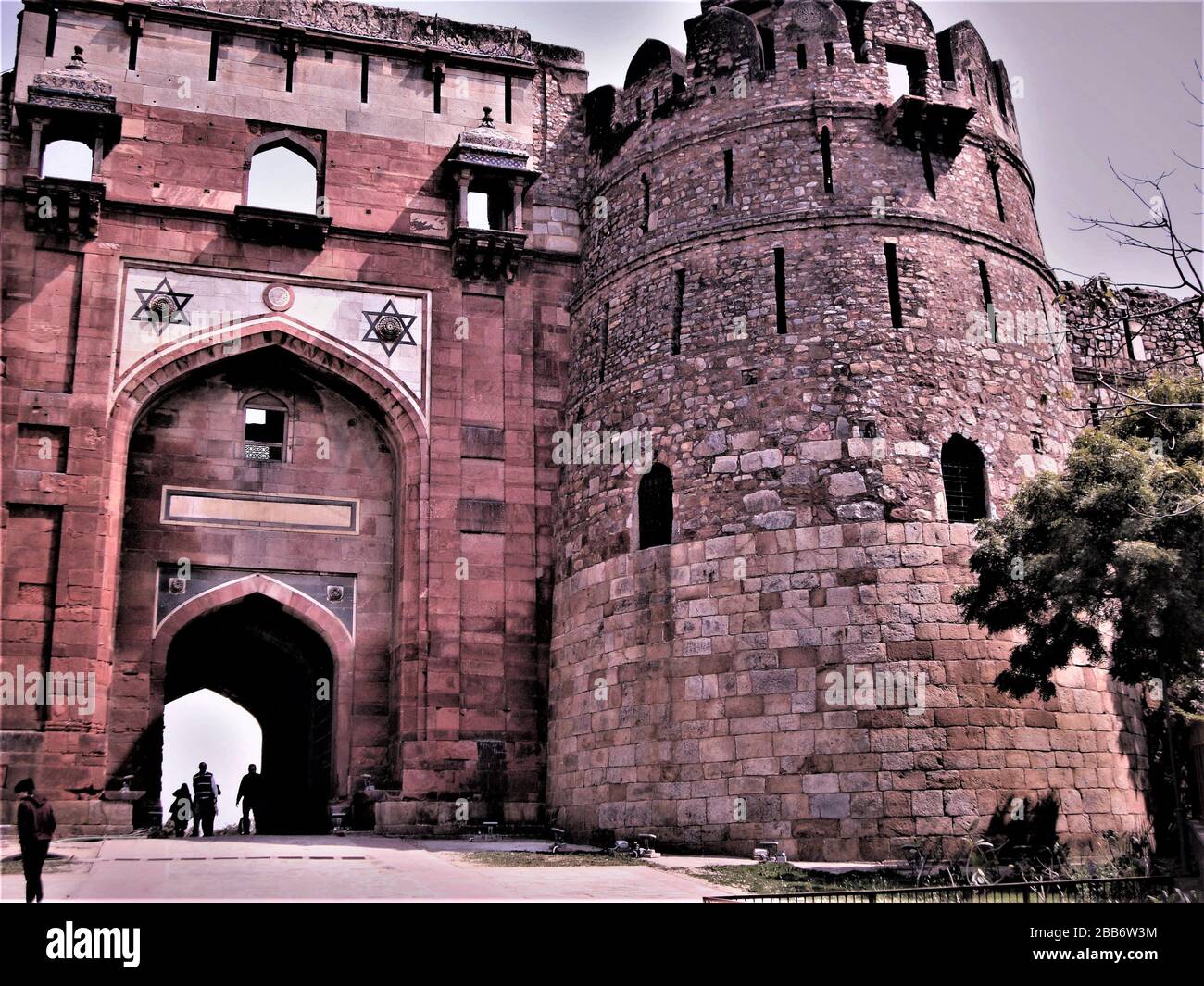 Bara Darwaza, d. H. Der Haupteingang von purana qila, Delhi, Indien Stockfoto