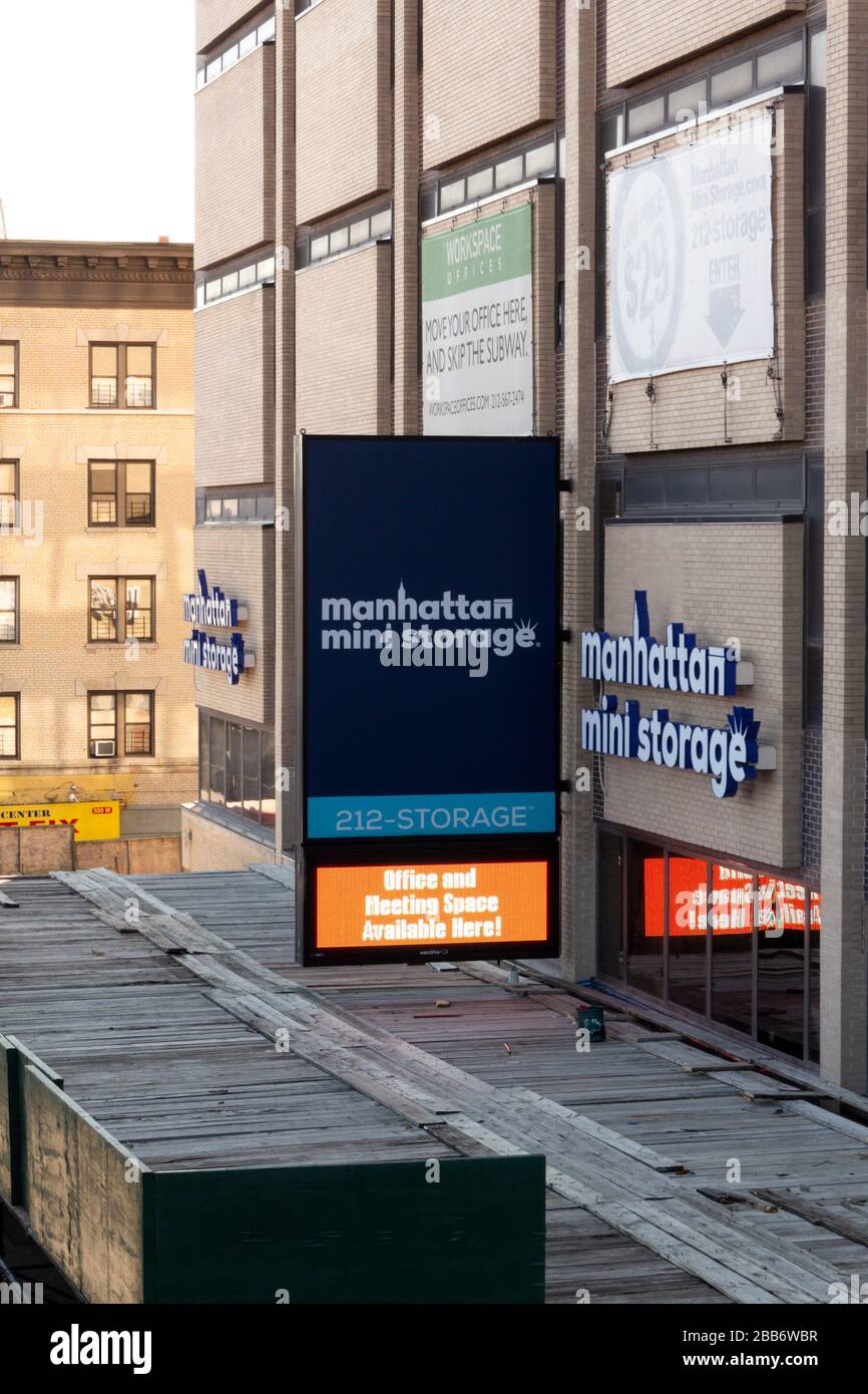 Schild von oben von einem Manhattan Mini Storage Standort aus aufgenommen. Viele New Yorker halten aufgrund kleiner Wohnräume in der Stadt eine persönliche Aufbewahrungseinheit Stockfoto