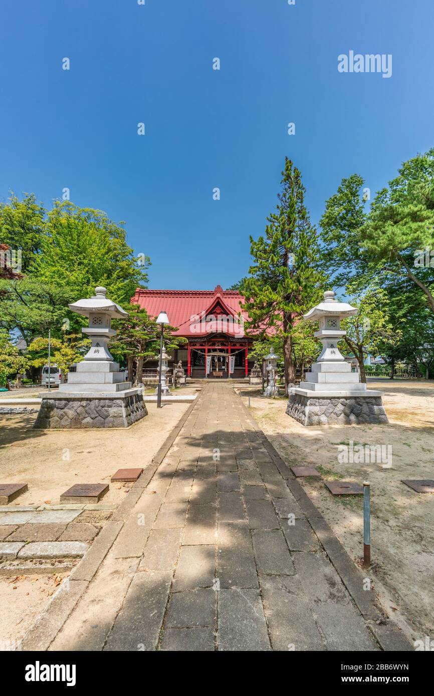 Tsuruoka, Yamagata, Japan - 3. August 2019: Gärten und Haupthalle des Schreins Sanno Hie Jinja Shinto. Stockfoto