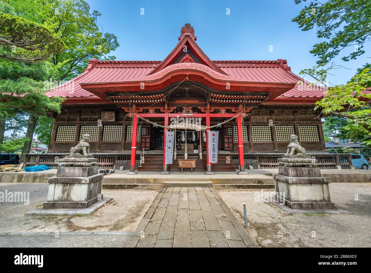 Tsuruoka, Yamagata, Japan - 3. August 2019: Gärten und Haupthalle des Schreins Sanno Hie Jinja Shinto. Stockfoto